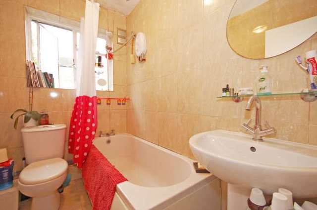  Image of 2 Bedroom Flat to rent at Elmbourne Road Balham London, SW17 8JS