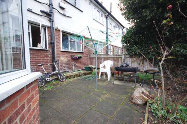  Image of 2 Bedroom Flat to rent at Elmbourne Road Balham London, SW17 8JS