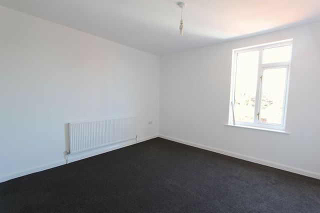  Image of 3 Bedroom Terraced for sale at Far Ings Road  Barton-Upon-Humber, DN18 5AZ
