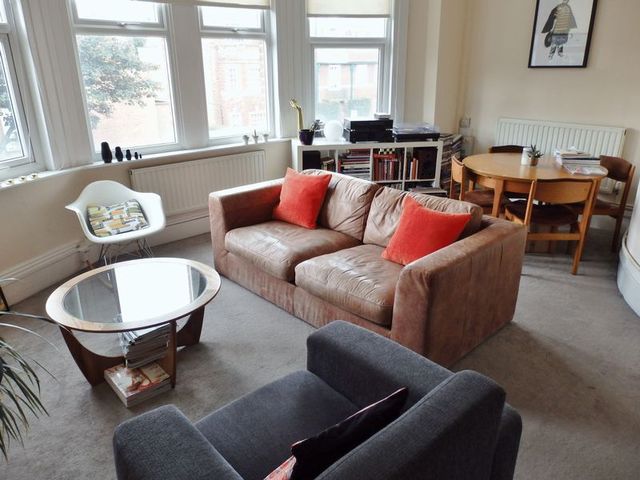  Image of 2 Bedroom Flat to rent at Fortis Green Road  Muswell Hill, N10 3DU