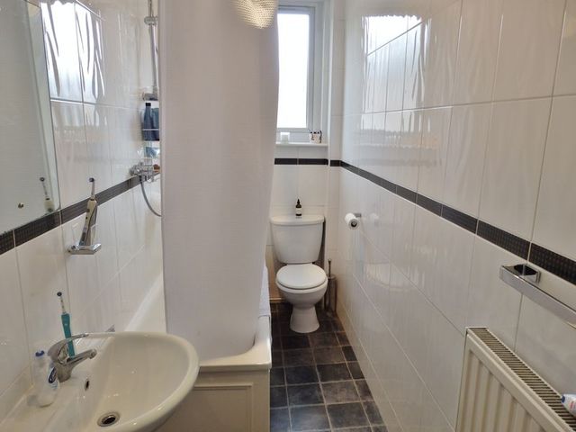  Image of 2 Bedroom Flat to rent at Fortis Green Road  Muswell Hill, N10 3DU