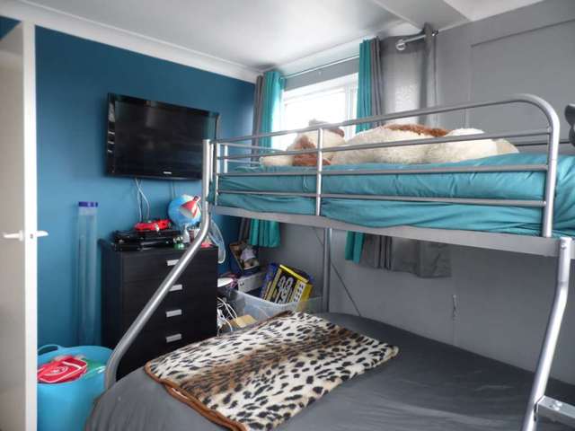  Image of 3 Bedroom Maisonette to rent at Manor Road  Benfleet, SS7 4HT