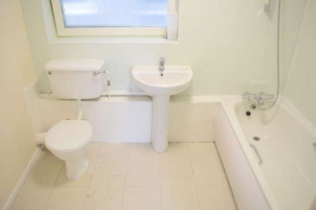  Image of 3 Bedroom Apartment for sale at Harts Lane  Barking, IG11 8LP