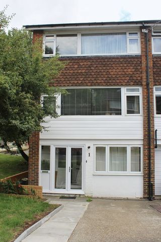  Image of 5 Bedroom Mews to rent at Oakways  Eltham, SE9 2PB