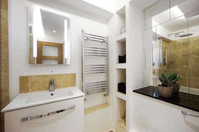  Image of 1 Bedroom Flat to rent at Powis Square  London, W11 2BN