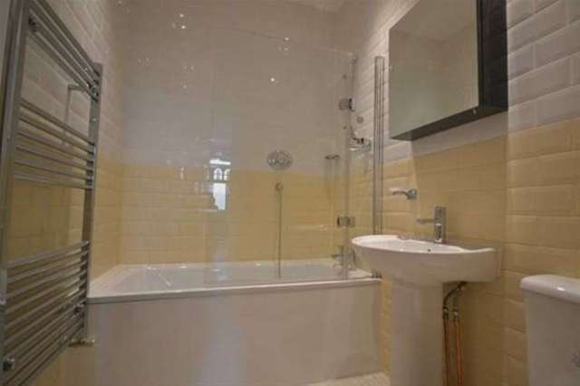  Image of 4 Bedroom Terraced to rent at London, E11 4DF