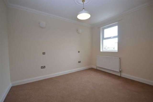  Image of 4 Bedroom Terraced to rent at London, E11 4DF