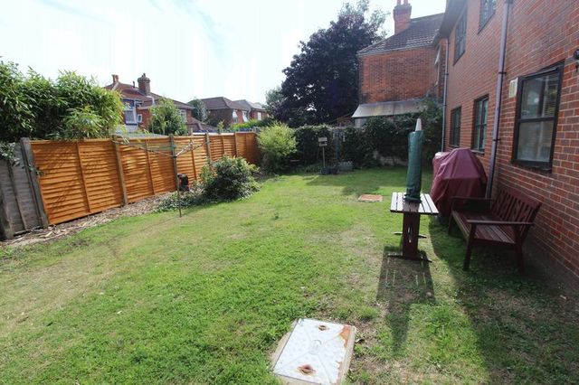  Image of 2 Bedroom Flat for sale at Grove Road Shirley Southampton, SO15 3GG