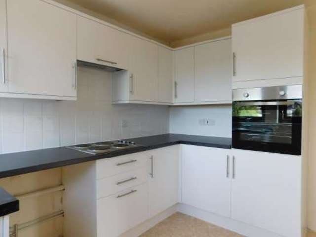  Image of 2 Bedroom Flat for sale at Leeds West Yorkshire Leeds, LS19 7XW