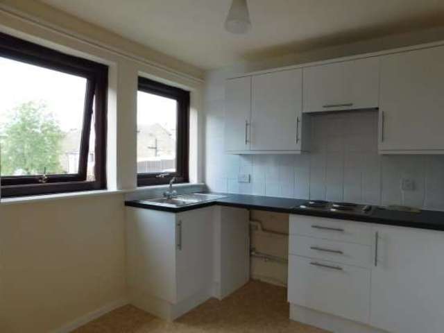  Image of 2 Bedroom Flat for sale at Leeds West Yorkshire Leeds, LS19 7XW