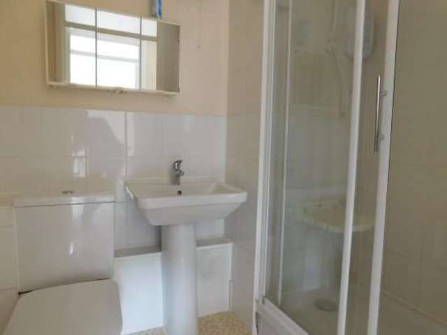  Image of 2 Bedroom Flat for sale at Leeds West Yorkshire Leeds, LS19 7XW