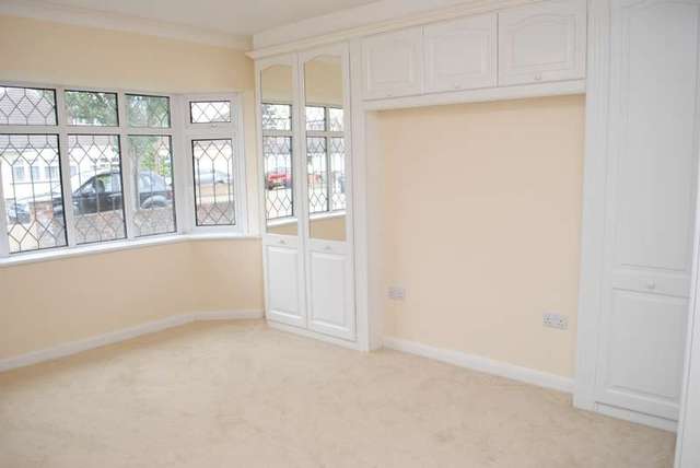  Image of 2 Bedroom Bungalow for sale at Upminster, RM14 3JR