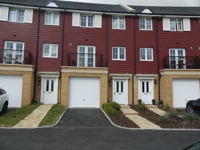 Image of 3 Bedroom Detached to rent at Elsanta Crescent Titchfield Common Fareham, PO14 4FS