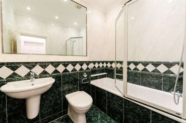  Image of 3 Bedroom Flat to rent at Warwick Road  Ealing, W5 5PZ