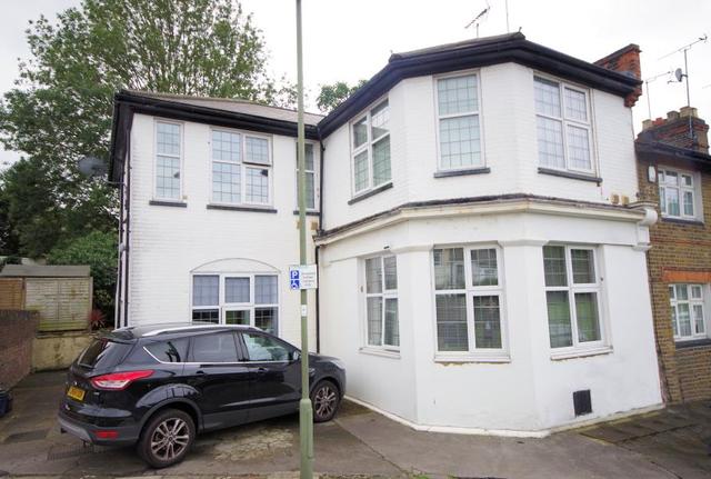  Image of 2 Bedroom Flat for sale at London, N2 8JR