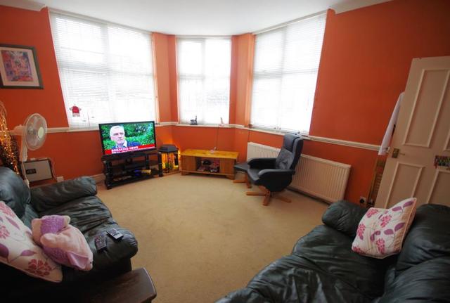  Image of 2 Bedroom Flat for sale at London, N2 8JR