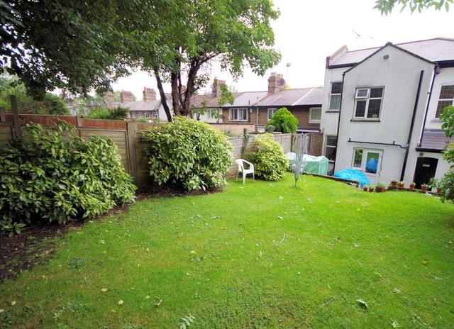  Image of 2 Bedroom Flat for sale at London, N2 8JR