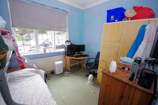  Image of 2 Bedroom Flat for sale at London, N2 8JR
