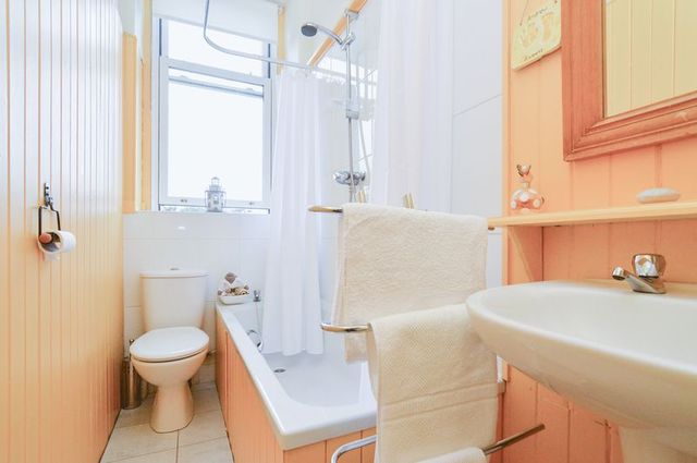  Image of 2 Bedroom Flat for sale at Elm Row Leith Walk Edinburgh, EH7 4AQ