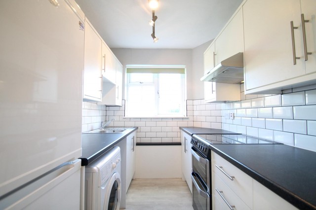  Image of 2 Bedroom Flat to rent at Kingston Road  Surbiton, KT5 9NR