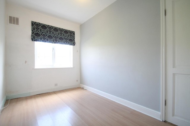  Image of 2 Bedroom Flat to rent at Kingston Road  Surbiton, KT5 9NR