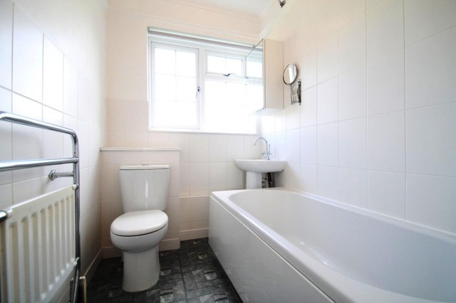  Image of 2 Bedroom Flat to rent at Kingston Road  Surbiton, KT5 9NR