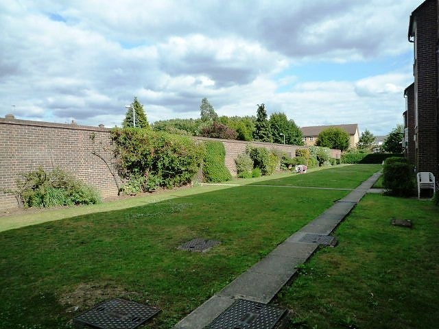  Image of 2 Bedroom Flat to rent at Kingston Road  Surbiton, KT5 9NR