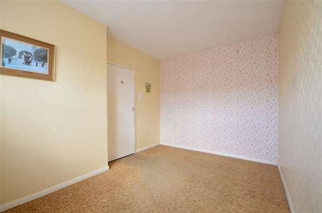  Image of 3 Bedroom Apartment for sale at Southsea Hampshire Southsea, PO4 8LP
