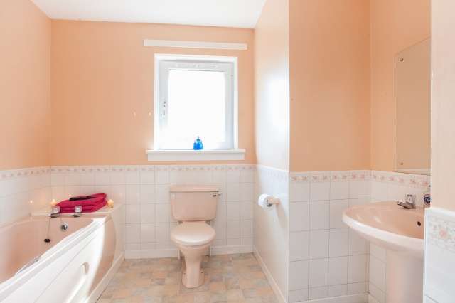  Image of 3 Bedroom Bungalow for sale at Lanark, ML11 8DY