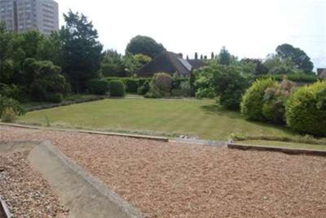  Image of 2 Bedroom Property to rent at Eastbourne, BN20 7LF