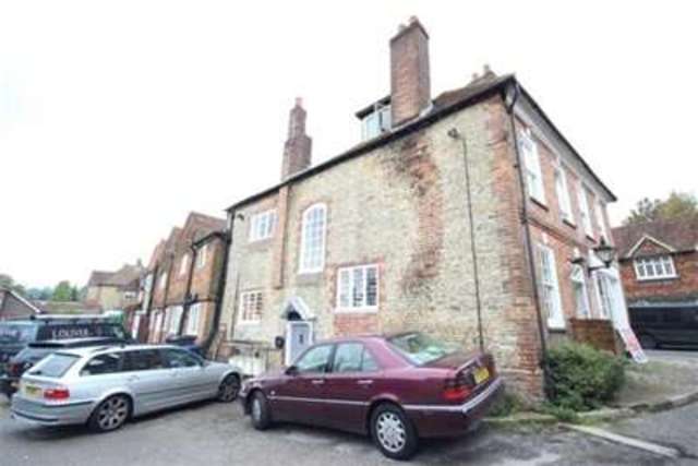  Image of 2 Bedroom Flat to rent at Haslemere, GU27 2HR