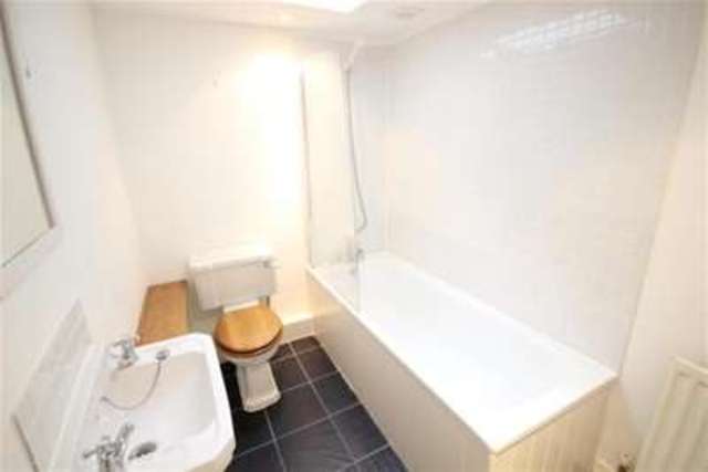  Image of 2 Bedroom Flat to rent at Haslemere, GU27 2HR