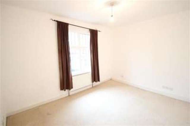  Image of 2 Bedroom Flat to rent at Haslemere, GU27 2HR