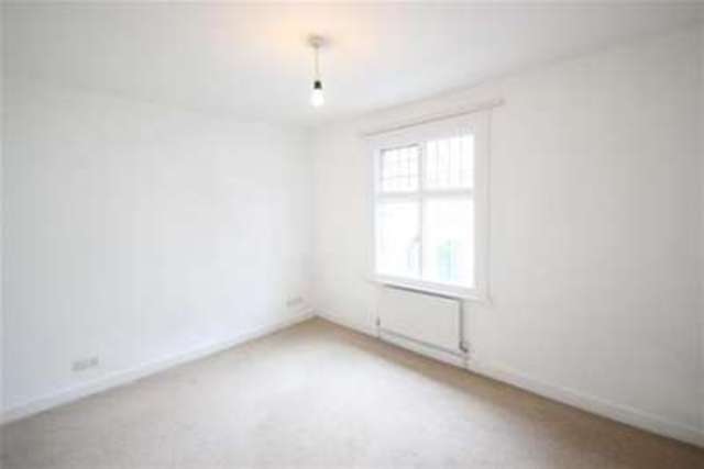  Image of 2 Bedroom Flat to rent at Haslemere, GU27 2HR