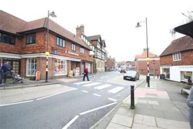  Image of 2 Bedroom Flat to rent at Haslemere, GU27 2HR