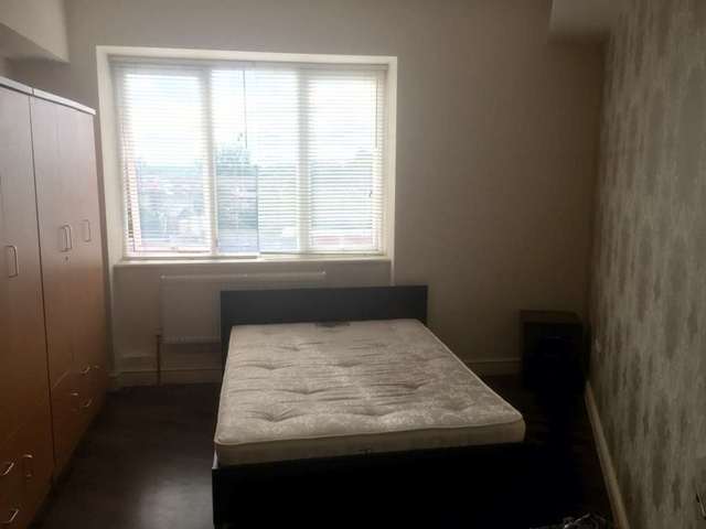  Image of House Share to rent at High St  Hounslow, TW3 1QT