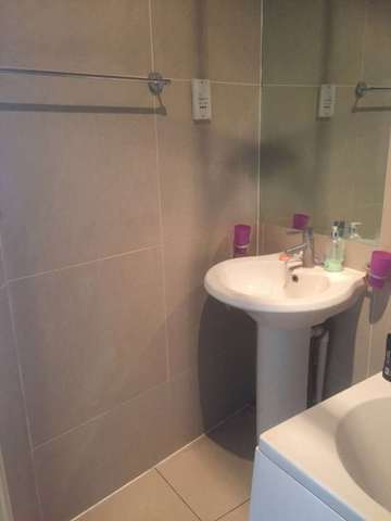  Image of House Share to rent at High St  Hounslow, TW3 1QT