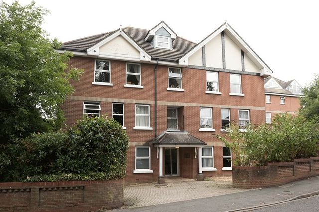  Image of 2 Bedroom Flat for sale at Lawn Road Portswood Southampton, SO17 2ER