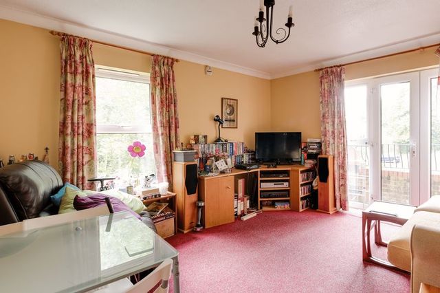  Image of 2 Bedroom Flat for sale at Lawn Road Portswood Southampton, SO17 2ER