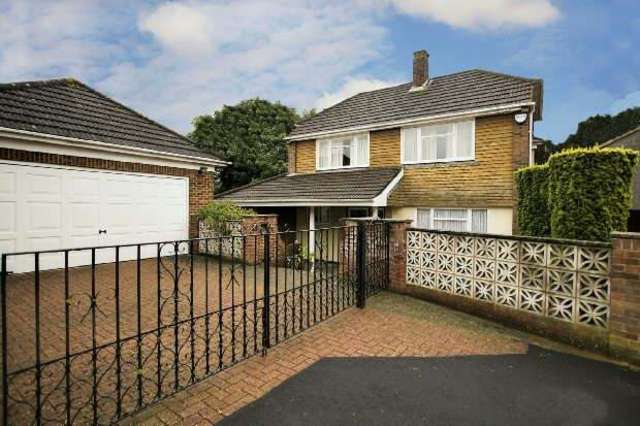  Image of 3 Bedroom Detached for sale at Mansfield Road  Reading, RG1 6AL