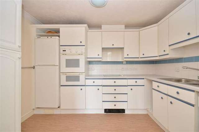  Image of 2 Bedroom Flat for sale at Arundel West Sussex Arundel, BN18 9NZ