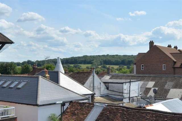  Image of 2 Bedroom Flat for sale at Arundel West Sussex Arundel, BN18 9NZ