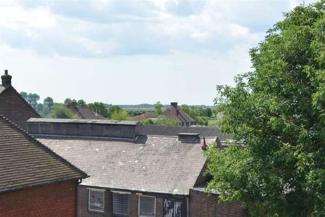  Image of 2 Bedroom Flat for sale at Arundel West Sussex Arundel, BN18 9NZ