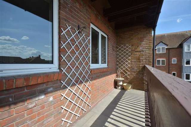  Image of 2 Bedroom Flat for sale at Arundel West Sussex Arundel, BN18 9NZ