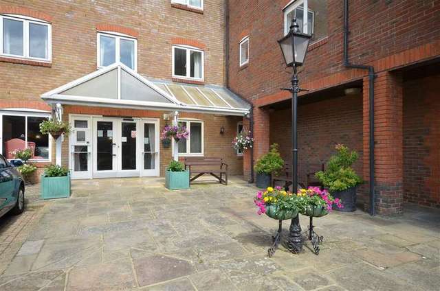  Image of 2 Bedroom Flat for sale at Arundel West Sussex Arundel, BN18 9NZ