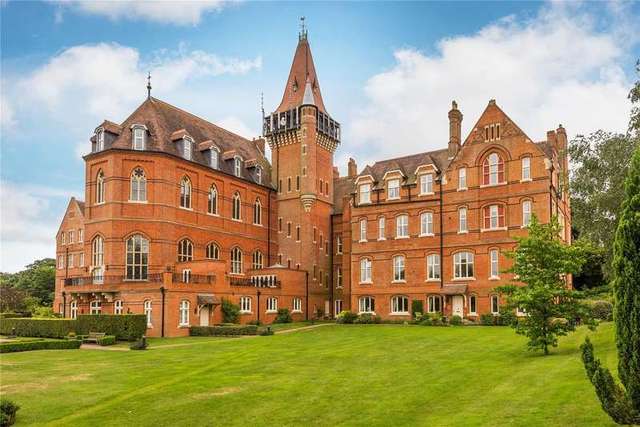  Image of 3 Bedroom Flat for sale at Wolfs Row Oxted Limpsfield, RH8 0QL