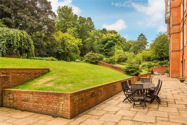  Image of 3 Bedroom Flat for sale at Wolfs Row Oxted Limpsfield, RH8 0QL