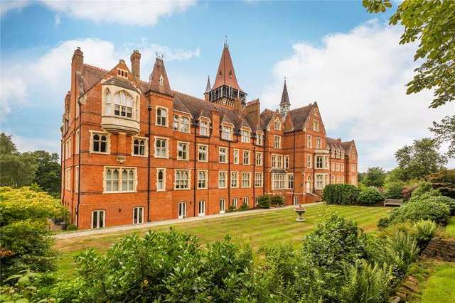  Image of 3 Bedroom Flat for sale at Wolfs Row Oxted Limpsfield, RH8 0QL