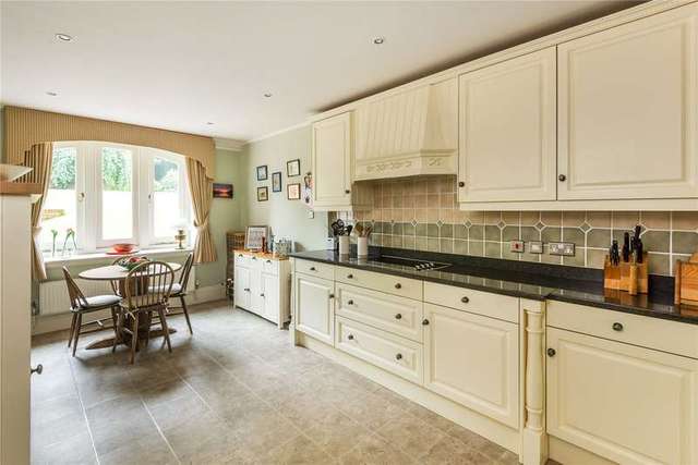  Image of 3 Bedroom Flat for sale at Wolfs Row Oxted Limpsfield, RH8 0QL