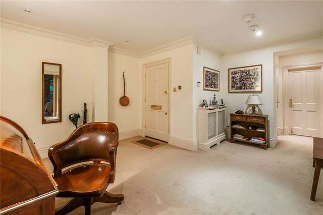  Image of 3 Bedroom Flat for sale at Wolfs Row Oxted Limpsfield, RH8 0QL